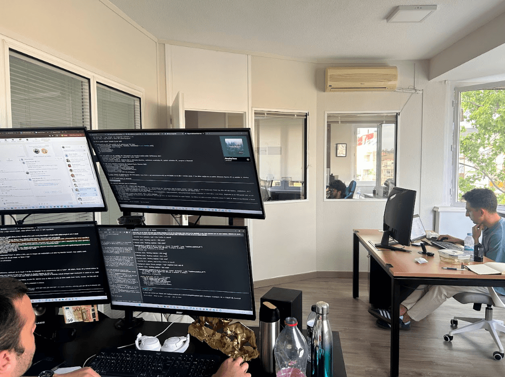 Dual-monitor PPC analyst en código y dashboards