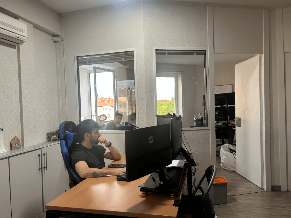 Open-space DCO con dos operadores en pantalla
